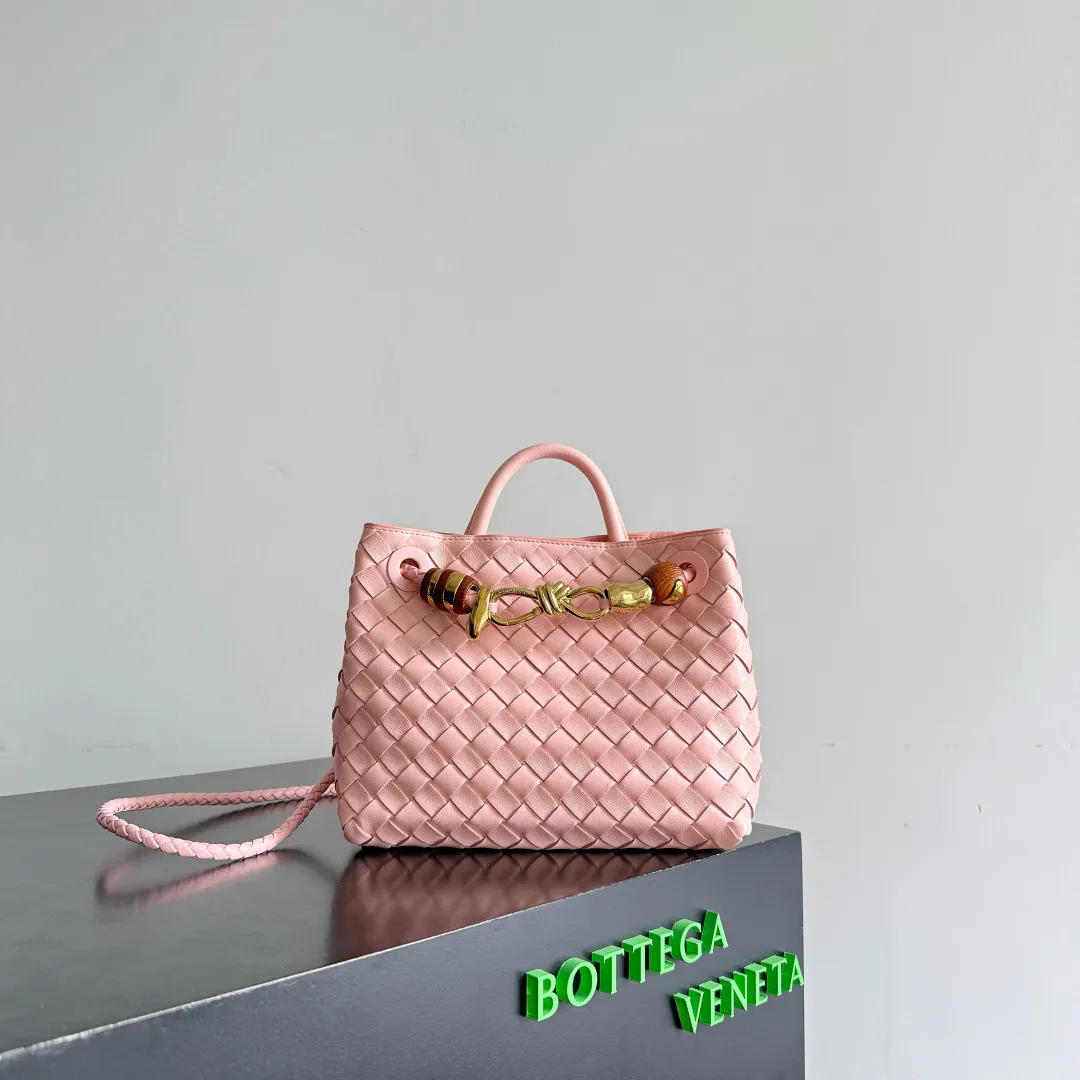 The new Andiamo batch of 3060 BV is shipped‼ ️The classic intercciato weaving process is used to create a soft bag, the metal knot is made of micro-cast aluminum using jewelry technology🪢, and the decorative beads are made of metal and hand-polished oak, allowing you to jump repeatedly between elegance and fun💃, making it unpredictable. Classic and versatile, it shows off your temperament, and the bag has a large capacity, making it very convenient for daily commuting! It has a variety of carrying methods, the shoulder straps can be adjusted by yourself, the original lambskin feels soft and delicate, and the unisex style breaks gender boundaries and brings a more practical and long-lasting use experience. The Andiamo, which has both elegant and casual styles, perfectly interprets the "fashionable old money style". Style number: 743568+wood hardware Color: rose pink Size: 25*22*10.5cm